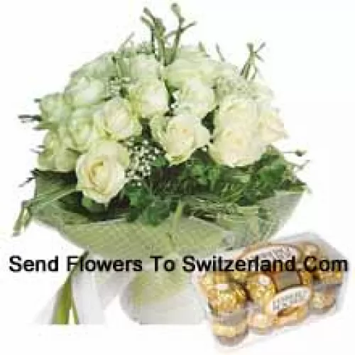 Strauß aus 19 weißen Rosen mit saisonaler Füllung sowie 16 Stk. Ferrero Rochers