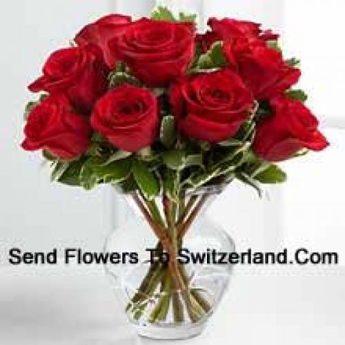 9 Cute Red Roses in Vase