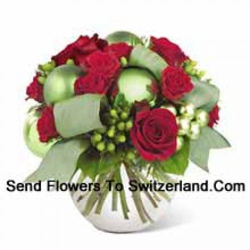 Classico bouquet di rose rosse con decorazioni